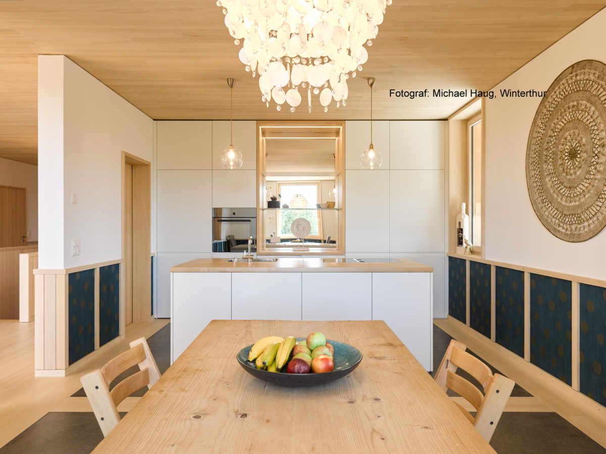 Umnutzung «Wohnen im Stall»: Wohnzimmer und Küche l Krattiger Holzbau AG Amriswil