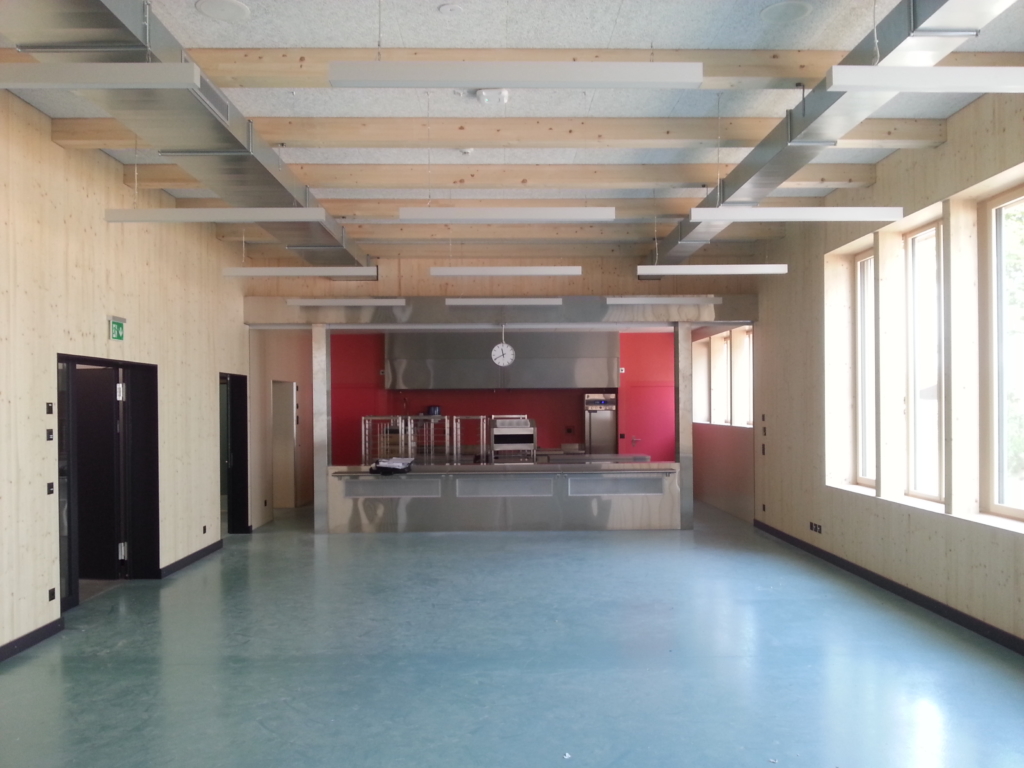 Holzbau-Schalldämmung: sichtbare Balkenlagendecke mit Akustikplatte im EG und Überbeton, Trittschall und Unterlagsboden im OG im AZ Galgenholz in Frauenfeld | Krattiger Holzbau AG Amriswil