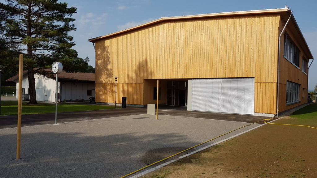 Aussenansicht Eingangsbereich Ausbildungszentrum Galgenholz Frauenfeld | Krattiger Holzbau AG Amriswil