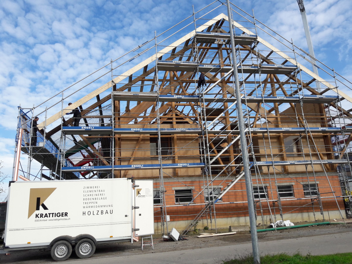 Umnutzung «Wohnen im Stall»: Gebäude abgedeckt l Krattiger Holzbau AG Amriswil