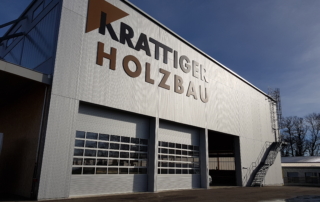 Seit 2015 in Betrieb: Elementproduktionshalle «Schwarzland» mit Gebäudehülle im Minergie-Standard | Krattiger Holzbau AG Amriswil