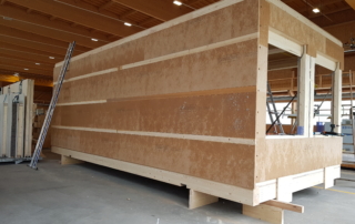 Holz-Modul für Schulhaus: komplette Vorfertigung in der Produktionshalle «Schwarzland» | Krattiger Holzbau AG Amriswil