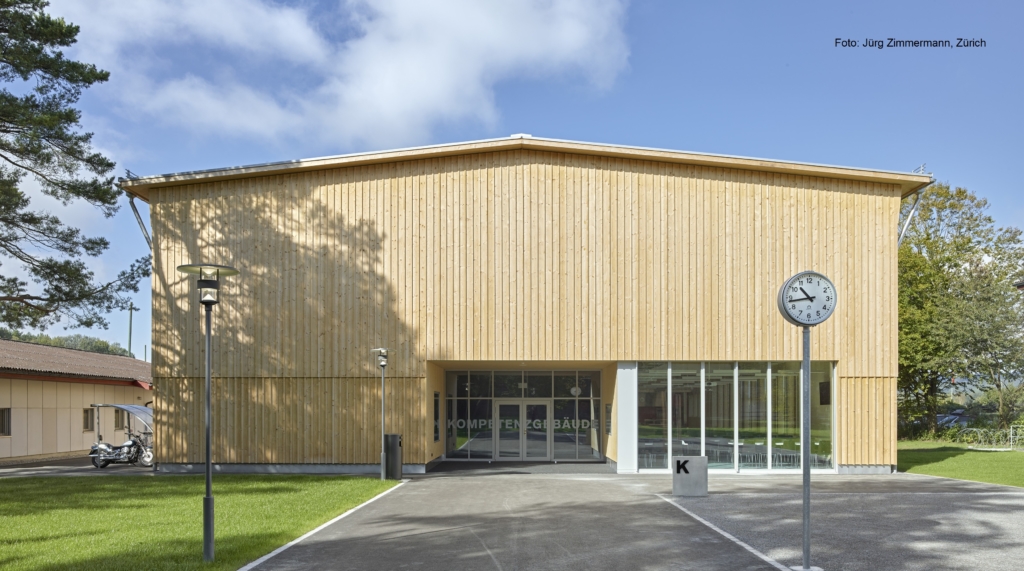 Eingangsbereich Ausbildungszentrum Galgenholz Frauenfeld | Krattiger Holzbau AG Amriswil