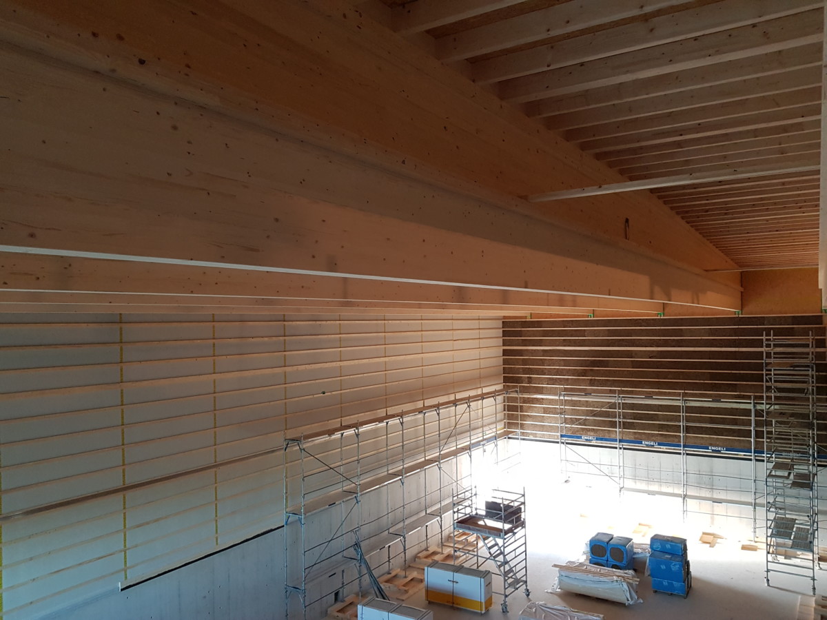 Sportanlage Tellenfeld Amriswil: Montage Wand- und Deckenverkleidungen Dreifachsporthalle l Krattiger Holzbau AG Amriswil