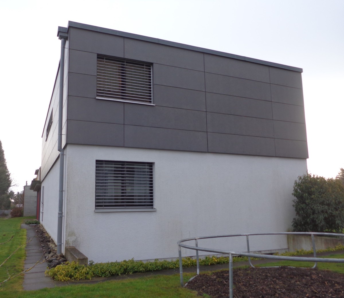 EFH in Amriswil: verputzte Fassade unten, hinterlüfteter Eternit oben | Krattiger Holzbau AG Amriswil
