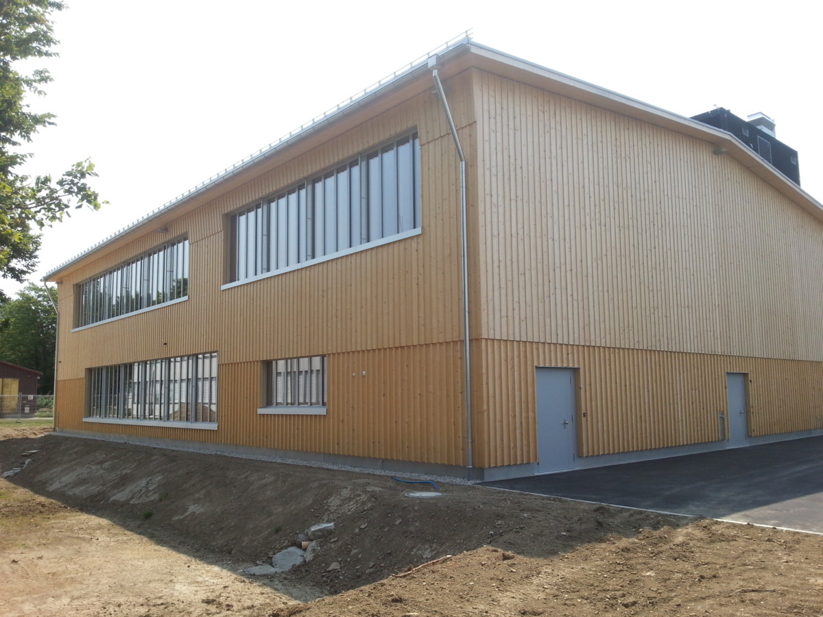 Ausbildungszentrum Galgenholz in Frauenfeld: Naturbelassene Holzfassade aus Schweizer Fichte l Krattiger Holzbau AG Amriswil