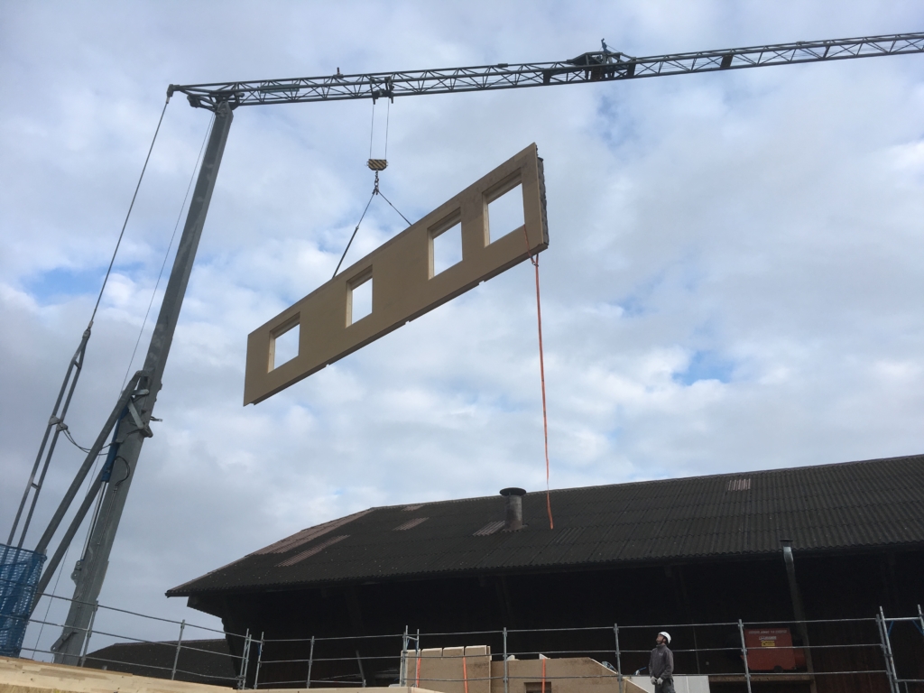 Grossflächige Bauteile für Wohnhaus in Zihlschlacht: Platzierung Hauswand per Kran | Krattiger Holzbau AG Amriswil