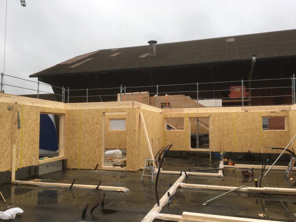 Kurze Bauzeit dank Vorfabrkation: Holzelemente für Wohnhaus in Zihlschlacht | Krattiger Holzbau AG Amriswil