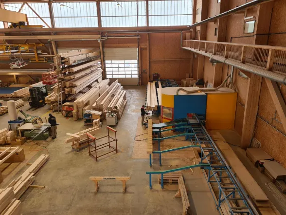 Abbundanlage in der Werkhalle Schwarzland der Krattiger Holzbau AG Amriswil