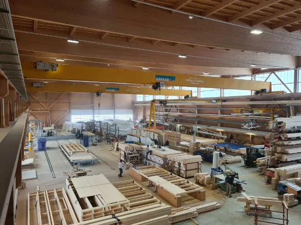 Elementbau-Abteilung der Krattiger Holzbau AG in der Werkhalle in Amriswil