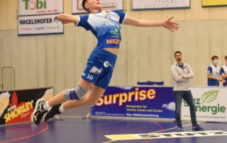 Etienne Schalch von Lindaren Volley Amriswil beim Aufschlag während eines Spiels