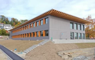 Aussenansicht des in Holzmodul-Bauweise erstellten Schulpavillons X in Meilen