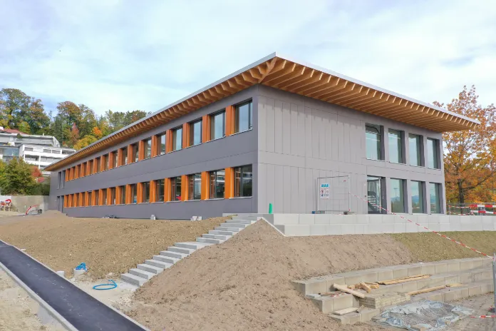 Aussenansicht des in Holzmodul-Bauweise erstellten Schulpavillons X in Meilen