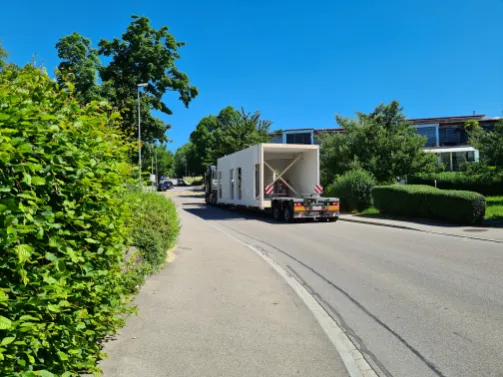 Spezialtransport unterwegs mit Holzmodul für Schulhaus-Neubau in Meilen