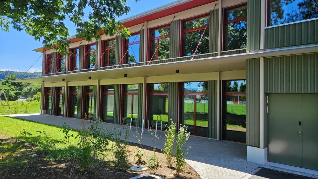 neubau-schulhaus-bischofszell-nord-aussen-fassade-krattiger-holzbau-ag Fensterfront aussen des zweigeschossigen Schulhauses Bischofszell Nord in Holzbauweise