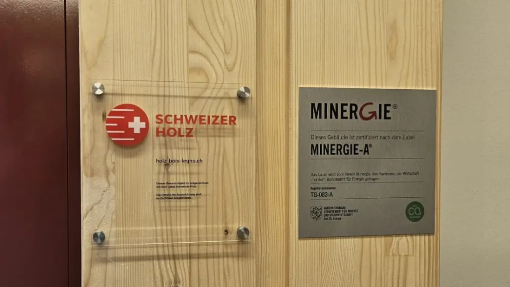 öffentliche-bauten-eigenes-holz-plakette-schweizer-holz-bischofszell-krattiger-holzbau-ag Zertifikate Schweizer Holz und Minergie-A für das Schulhaus Bischofszell Nord