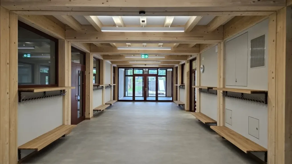 öffentliche-bauten-eigenes-holz-schule-bischofszell-nord-innen-krattiger-holzbau-ag Flur des neuen Schulhauses Bischofszell Nord in Holzbauweise