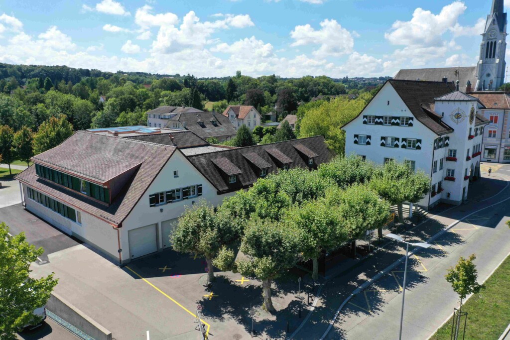Flugaufnahme Stadthaus Amriswil nach Umbau und Erweiterung mit Holzbau und Verkleidungen und Fassaden durch Krattiger Holzbau AG Amriswil