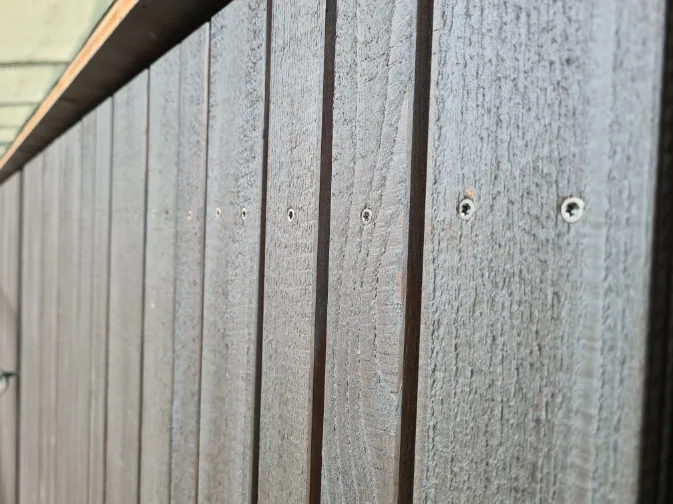 Detailaufnahme vertikale Fichtenschalung vorvergraut als Fassadenverkleidung erstellt durch Krattiger Holzbau AG Amriswil